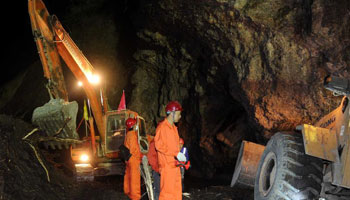 Workers rush to repair road in Lushan Country, Sichuan