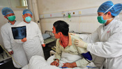 Doctors consult on treatment for patient with H7N9 infection in Fujian