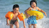 Enjoy sea water in S China's Hainan