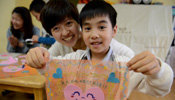 Children make gifts to celebrate coming Mother's Day in E China