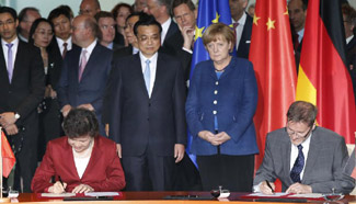 Chinese, German PMs attend signing ceremony after their talks in Berlin