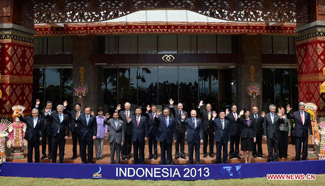Xi poses for group photo before 21st informal economic leaders' meeting