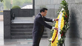 Chinese premier attends wreath laying ceremony at Ho Chi Minh Mausoleum in Hanoi