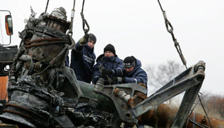Workers start to remove MH17 plane's debris in Ukraine