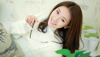 "My Sunshine" girl Joyce portrays in home-based working style