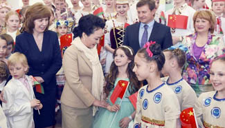 Peng Liyuan joined by young people in Belarus