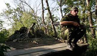 Local militia begins to pull back from frontline near Donetsk, Ukraine
