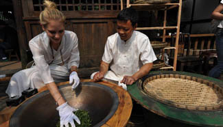 Europeans experience Chinese tea culture in Sichuan