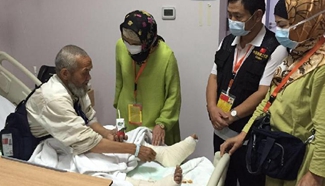 China Hajj mission staff members visit patient in Saudi Arabia