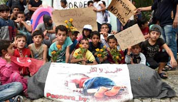 Thousands' refugees rush to Turkey's border with Europe