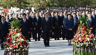 Central officials present flowers at martyrs cemetery in Xinjiang