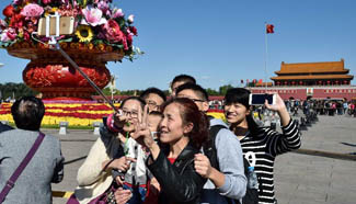 Tourists visit Tian'anmen Square on 1st day of National Day holidays