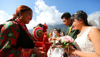 Tibet border soldiers attend group wedding with beloved ones