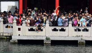 Tourists crowd into Spouting Spring during national holiday