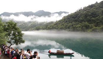 Tourists flock to newly recognized Dongjiang Lake