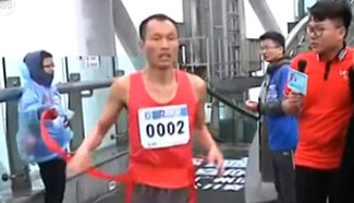 600 runners challenge China's tallest building