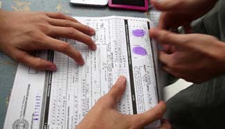 People register to vote for 2016 national elections in Philippines