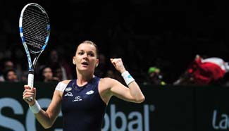 Radwanska beats Muguruza 2-1 at WTA Finals