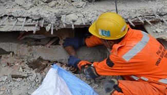 Pakistan's factory collapse: deaths rise as rescue continues