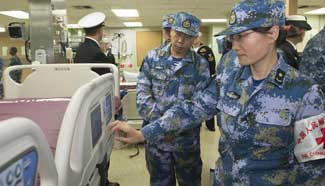 Medical staff of China's naval hospital ship visit U.S. naval hospital ship