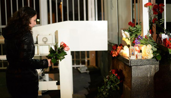 Flowers expressed condolences over Paris attacks at French Embassy in Moscow