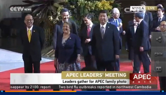 Video: Leaders gather for APEC family photo