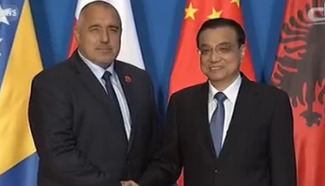 Video: Premier Li holds welcoming ceremony