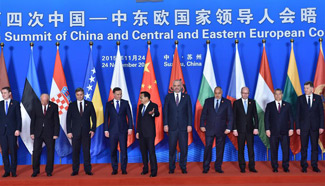 Chinese premier, CEE leaders pose for group photo before 4th China-CEE Summit