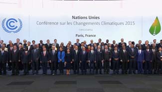 Paris climate talks: leaders gather for group photo
