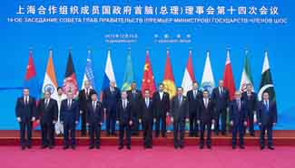 Li poses for group photo with participants of 14th SCO PMs' meeting