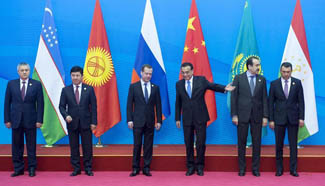 Premier Li Keqiang holds meeting with prime ministers