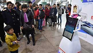 Robot "Xiao Lu"to help passengers during travel peak of Spring Festival