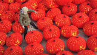 Workers busy making lanterns for Spring Festival in N China
