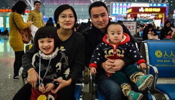Migrant workers come back home for family union in Spring Festival