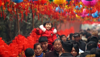 People visit Spring Festival temple fairs on 4th day of Chinese lunar year