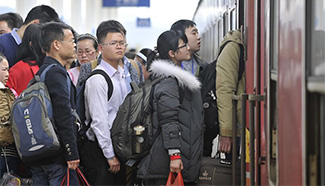 Chinese travel back to work after week-long holiday