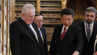 President Xi visits historic library in Prague