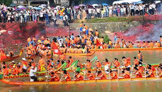 Dragon boat competition held in east China