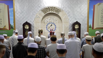 Muslims pray on 1st Day of Ramadan in China's Yinchuan
