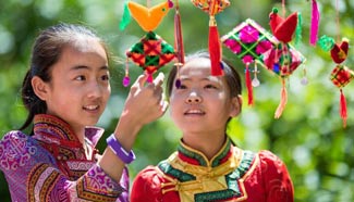 N China's pupils make sachets shaped Zongzi for Dragon Boat Festival