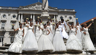 Couples takes part in group-wedding in Lisbon