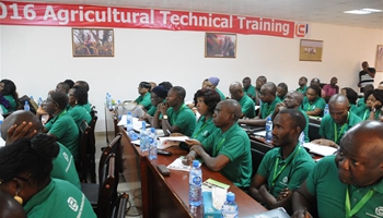 Chinese agricultural specialist teaches Nigerian technicians in Abuja