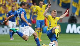 Italian soccer players vie with Sweden during Euro 2016 Group E