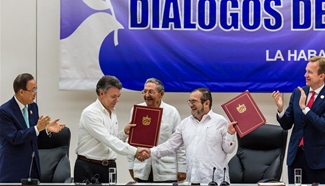 Colombian gov't, FARC rebels sign historic ceasefire agreement