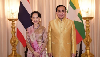 Aung San Suu Kyi meets with Thai PM in Bangkok
