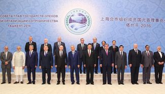 Xi, participants, observers of 16th SCO Council of Heads of State meeting pose for group photo