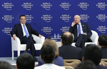 Premier Li talks with WEF chief and business leaders at 2016 Summer Davos Forum