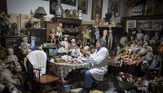 Pic story: "the Doll Surgeon" recovers childhood affection