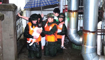 Rescuers transfer trapped residents in E China's town