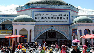 Kashgar bazaar attracts lots of tourists in NW China's Xinjiang